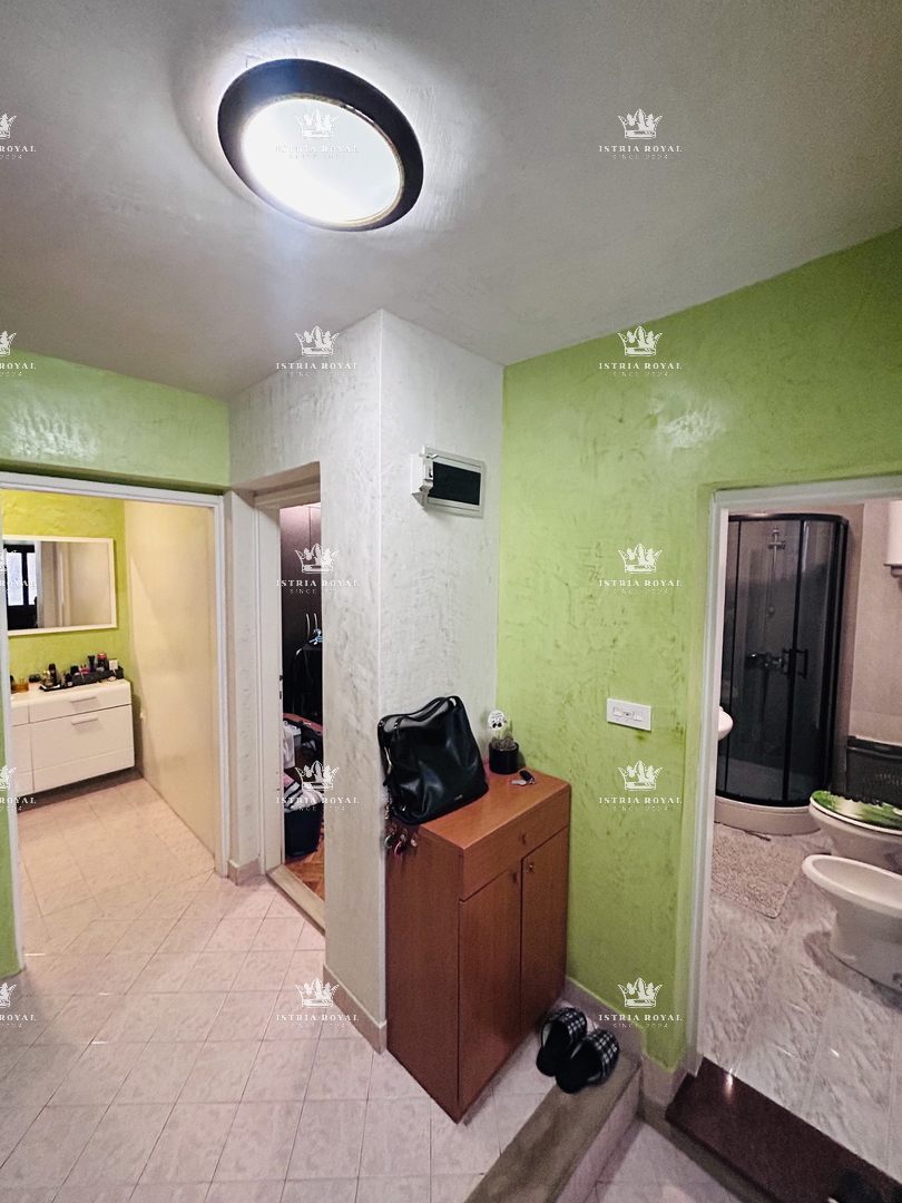 Istra, Buje, centro, casa 150m2, 3 camere da letto + soggiorno, abitabile