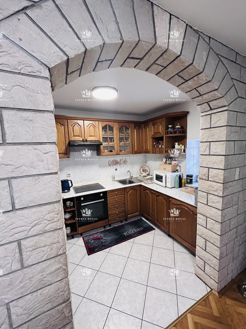 Istra, Buje, centro, casa 150m2, 3 camere da letto + soggiorno, abitabile