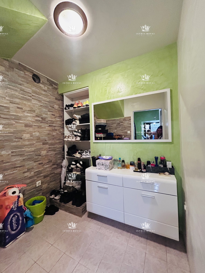 Istra, Buje, centro, casa 150m2, 3 camere da letto + soggiorno, abitabile