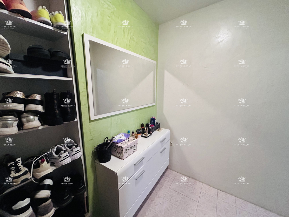 Istra, Buje, centro, casa 150m2, 3 camere da letto + soggiorno, abitabile