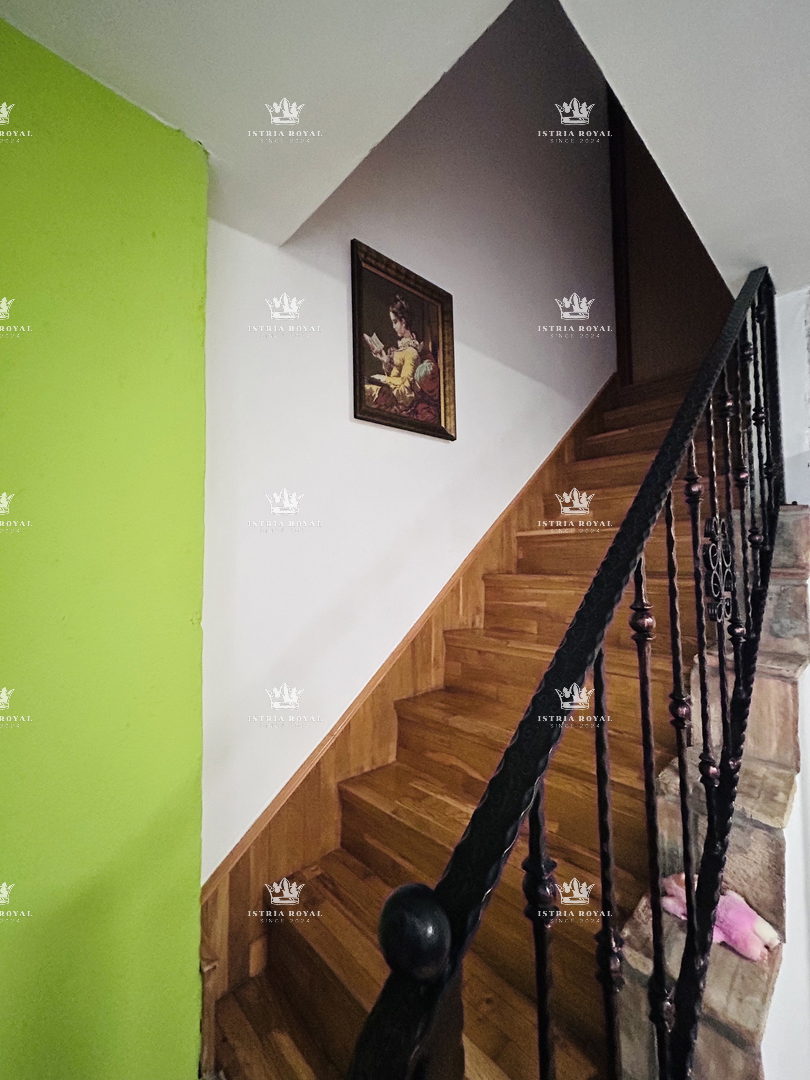 Istra, Buje, centro, casa 150m2, 3 camere da letto + soggiorno, abitabile