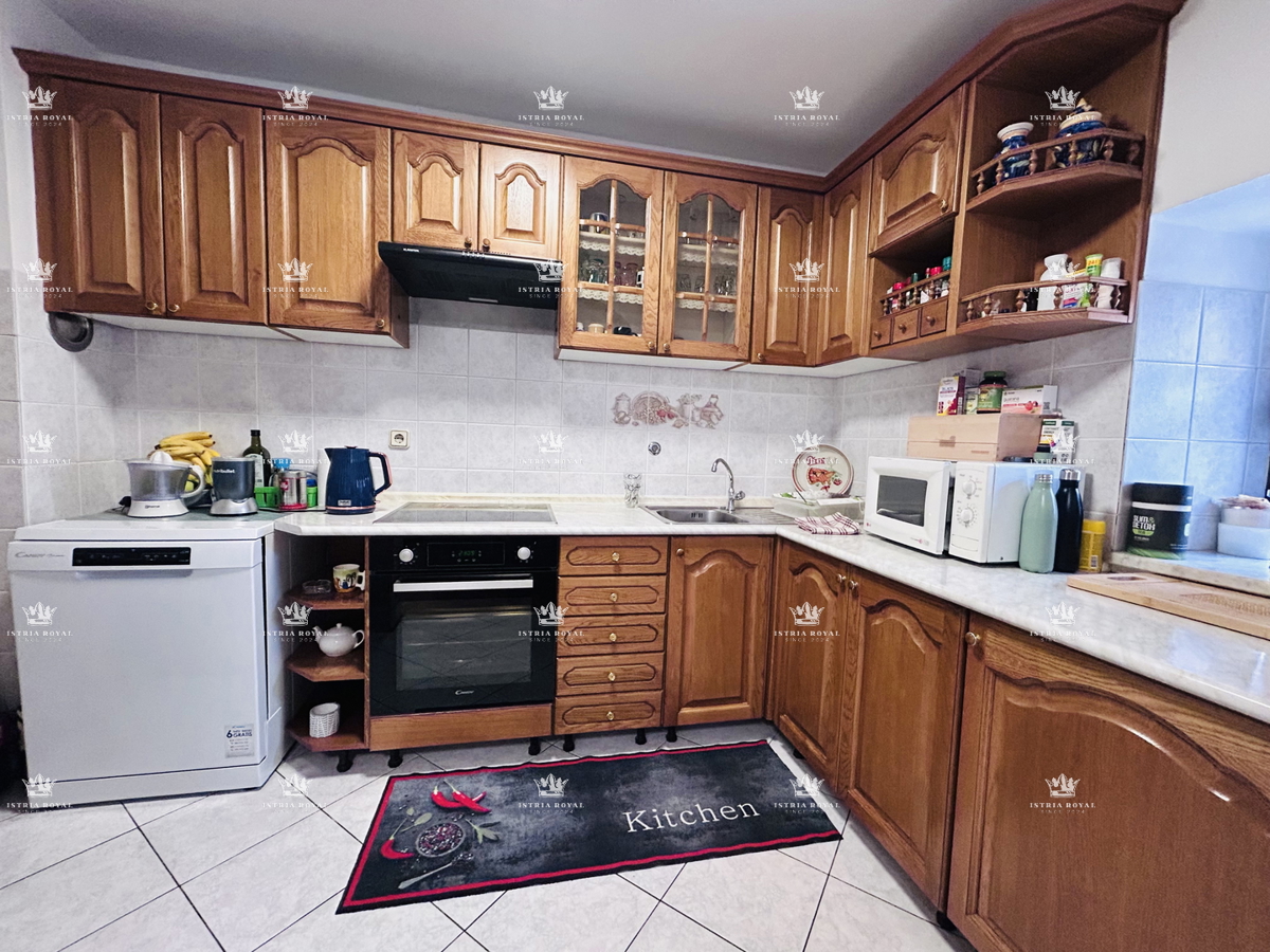 Istra, Buje, centro, casa 150m2, 3 camere da letto + soggiorno, abitabile