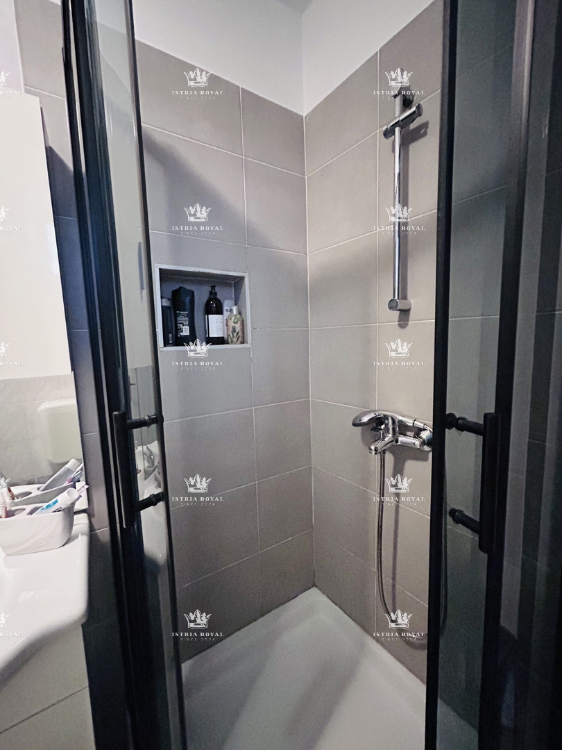 Istra, Buje, centro, casa 150m2, 3 camere da letto + soggiorno, abitabile