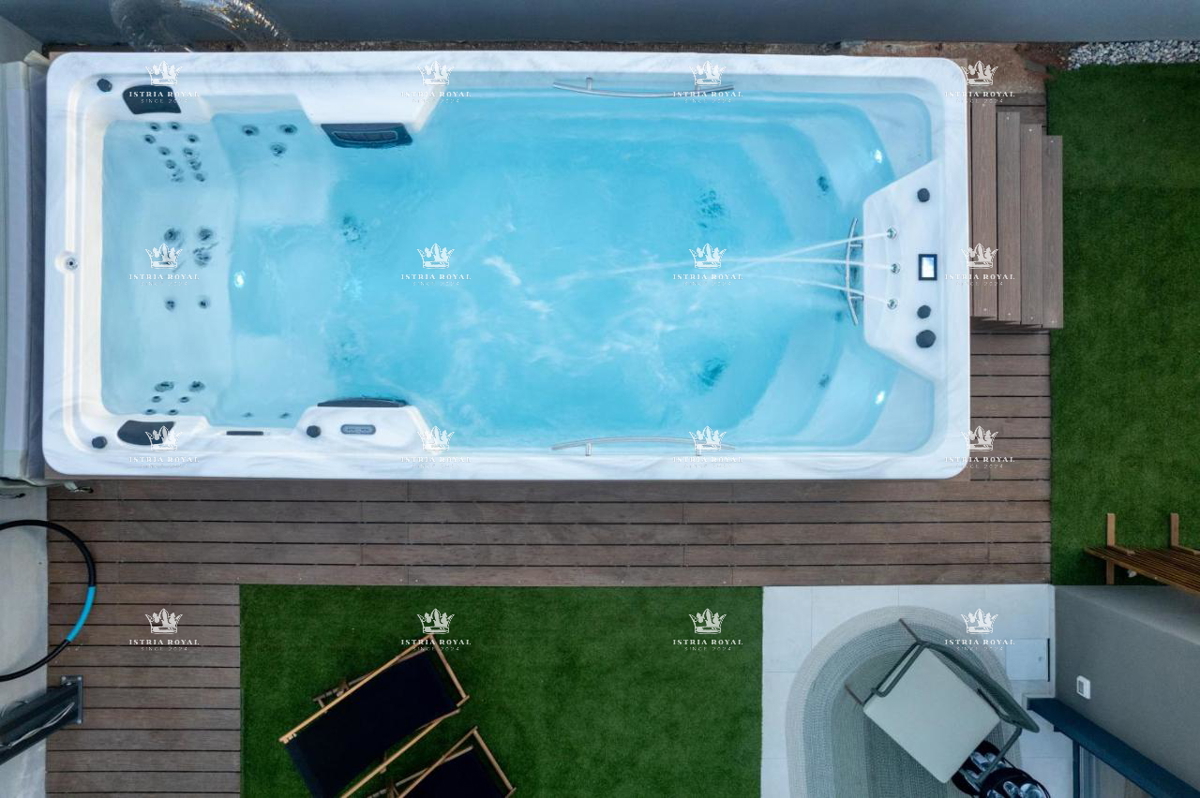 Istra, Poreč, vendita di una lussuosa casa con piscina, a schiera, vicinanza al mare, opportunità.