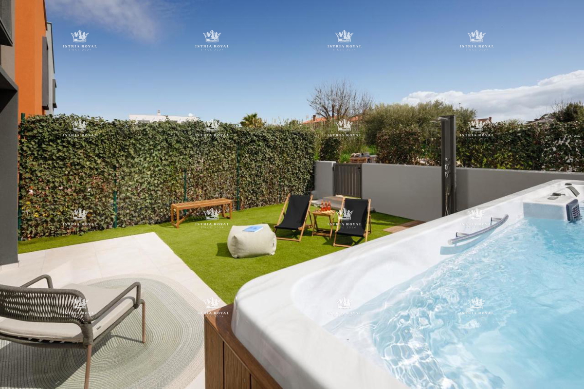 Istra, Poreč, vendita di una lussuosa casa con piscina, a schiera, vicinanza al mare, opportunità.