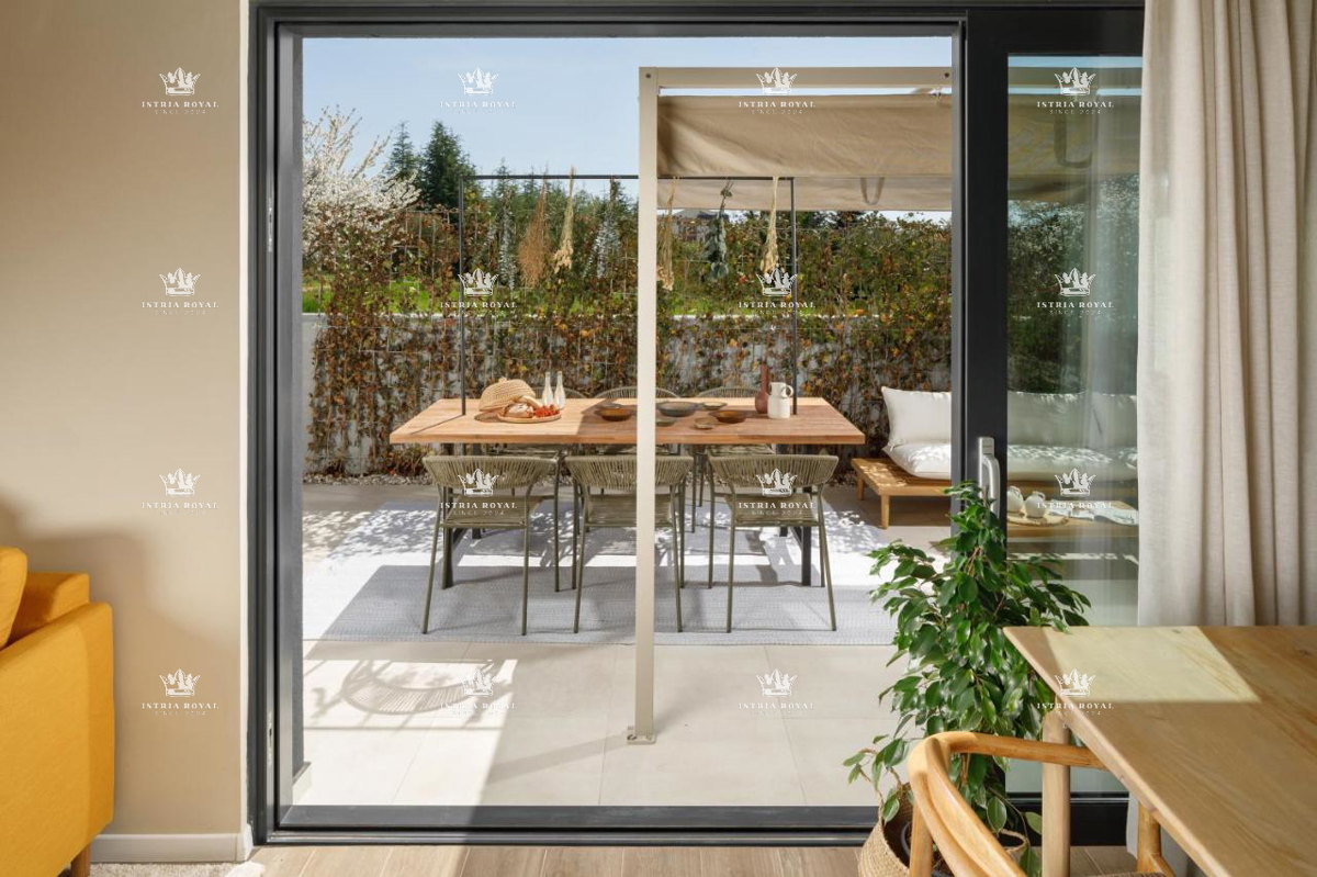 Istra, Poreč, vendita di una lussuosa casa con piscina, a schiera, vicinanza al mare, opportunità.