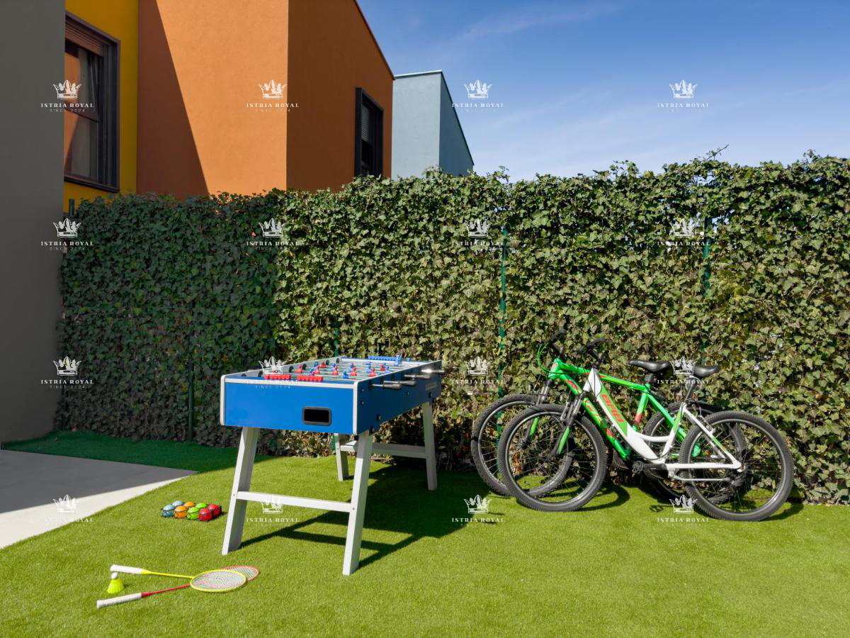 Istra, Poreč, vendita di una lussuosa casa con piscina, a schiera, vicinanza al mare, opportunità.