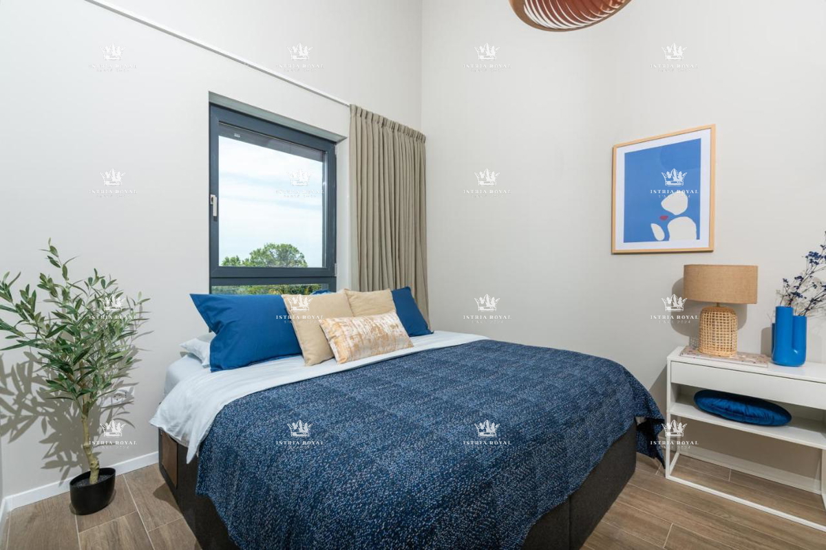 Istra, Poreč, vendita di una lussuosa casa con piscina, a schiera, vicinanza al mare, opportunità.