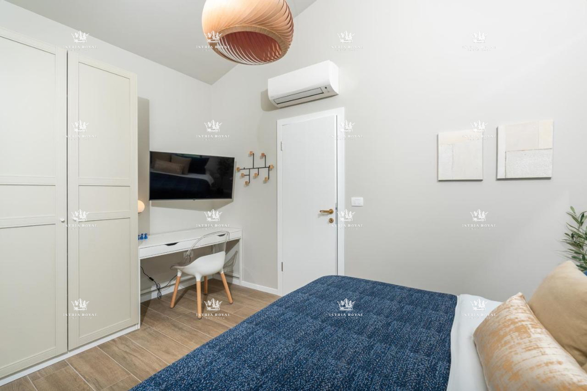 Istra, Poreč, vendita di una lussuosa casa con piscina, a schiera, vicinanza al mare, opportunità.