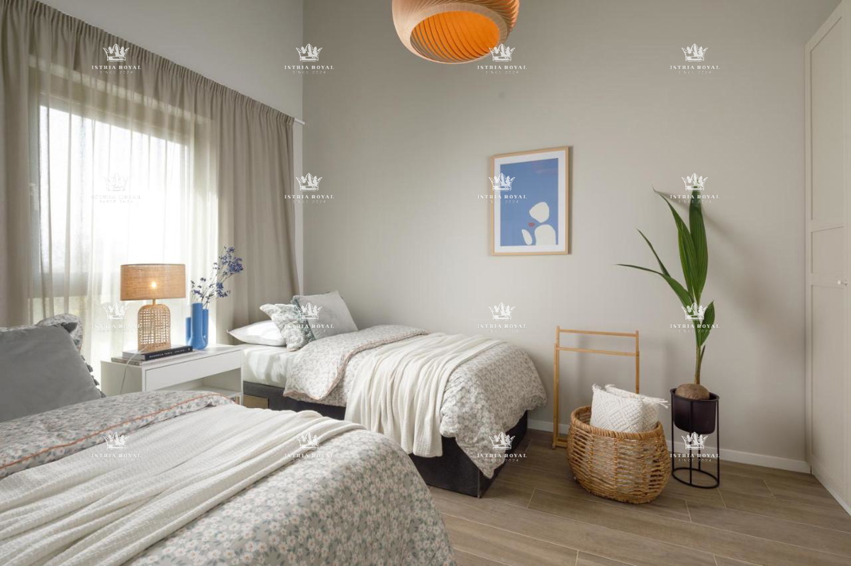 Istra, Poreč, vendita di una lussuosa casa con piscina, a schiera, vicinanza al mare, opportunità.