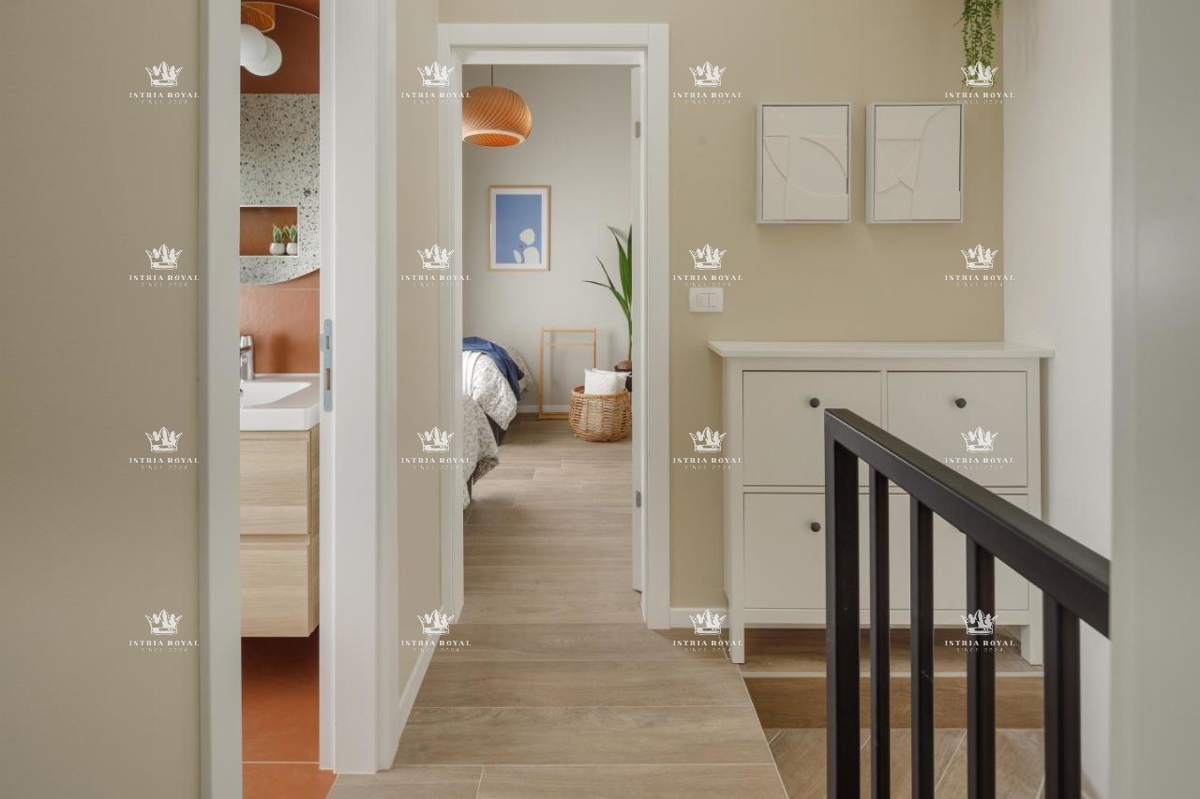 Istra, Poreč, vendita di una lussuosa casa con piscina, a schiera, vicinanza al mare, opportunità.