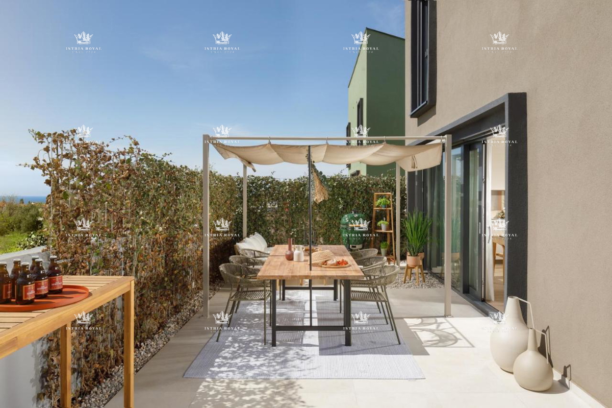 Istra, Poreč, vendita di una lussuosa casa con piscina, a schiera, vicinanza al mare, opportunità.