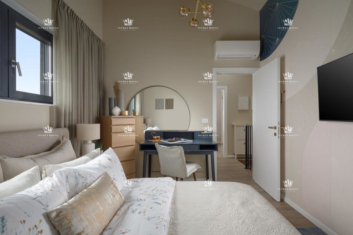 Istra, Poreč, vendita di una lussuosa casa con piscina, a schiera, vicinanza al mare, opportunità.