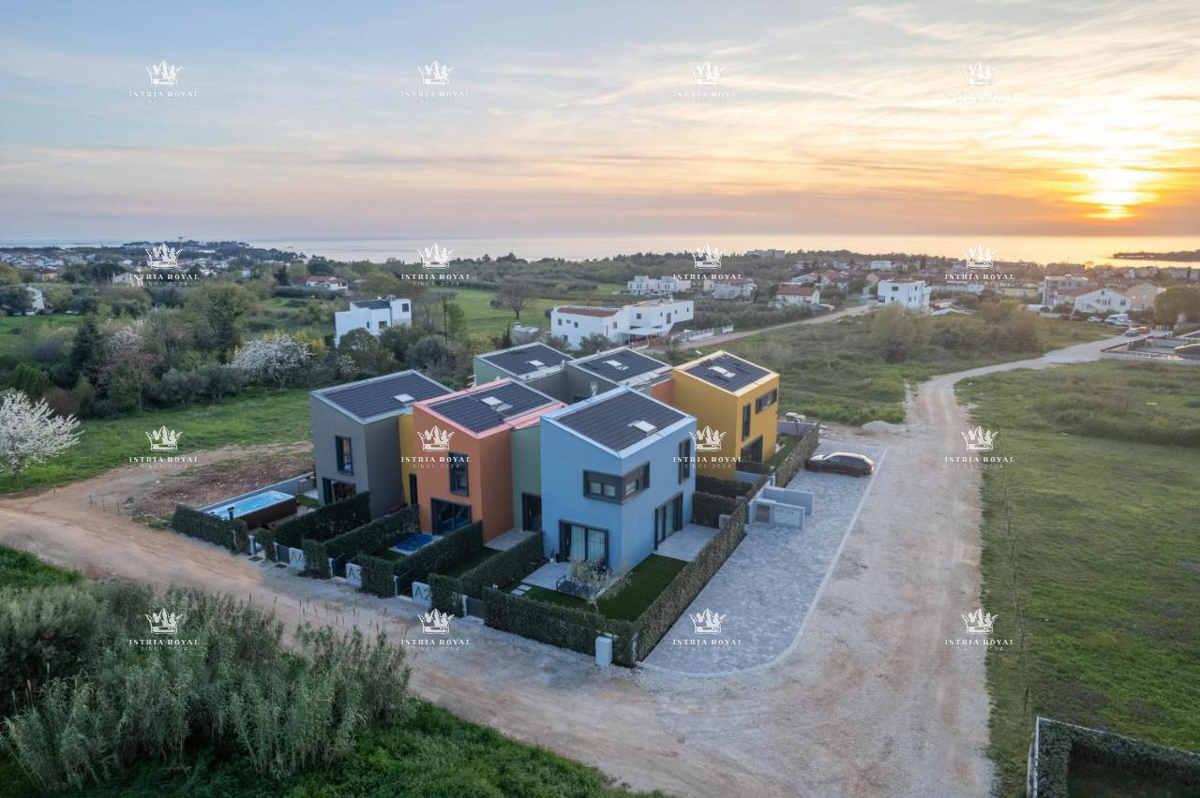 Istra, Poreč, vendita di una lussuosa casa con piscina, a schiera, vicinanza al mare, opportunità.