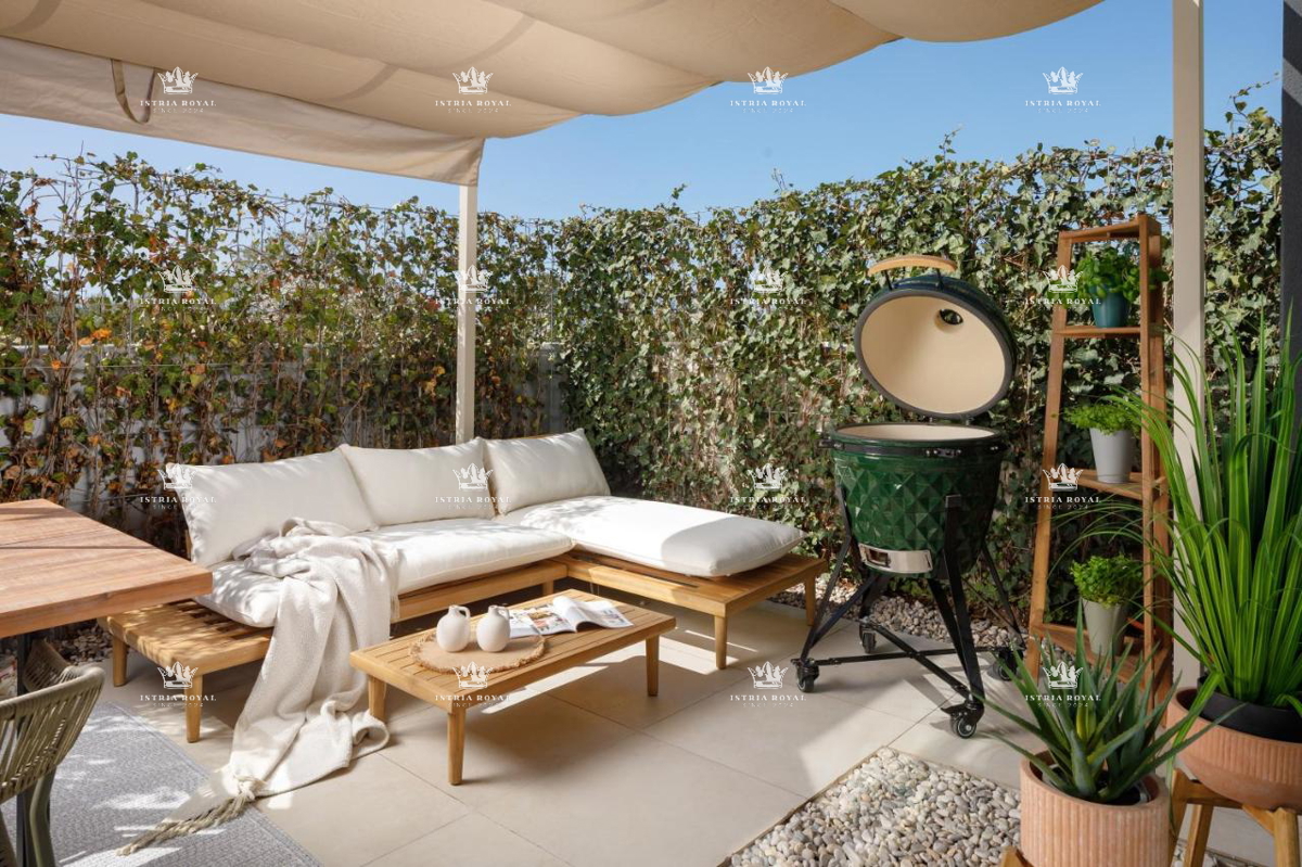 Istra, Poreč, vendita di una lussuosa casa con piscina, a schiera, vicinanza al mare, opportunità.