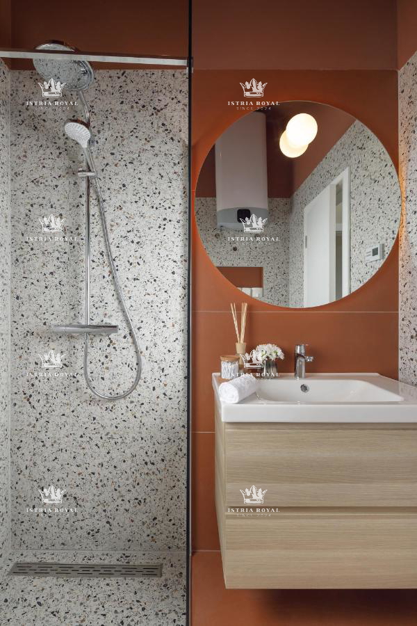 Istra, Poreč, vendita di una lussuosa casa con piscina, a schiera, vicinanza al mare, opportunità.