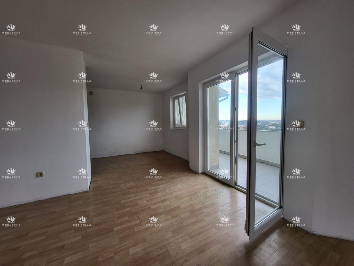 Istria, Pola, Vidikovac, vendita di un appartamento trilocale da ristrutturare con vista aperta sulla città.