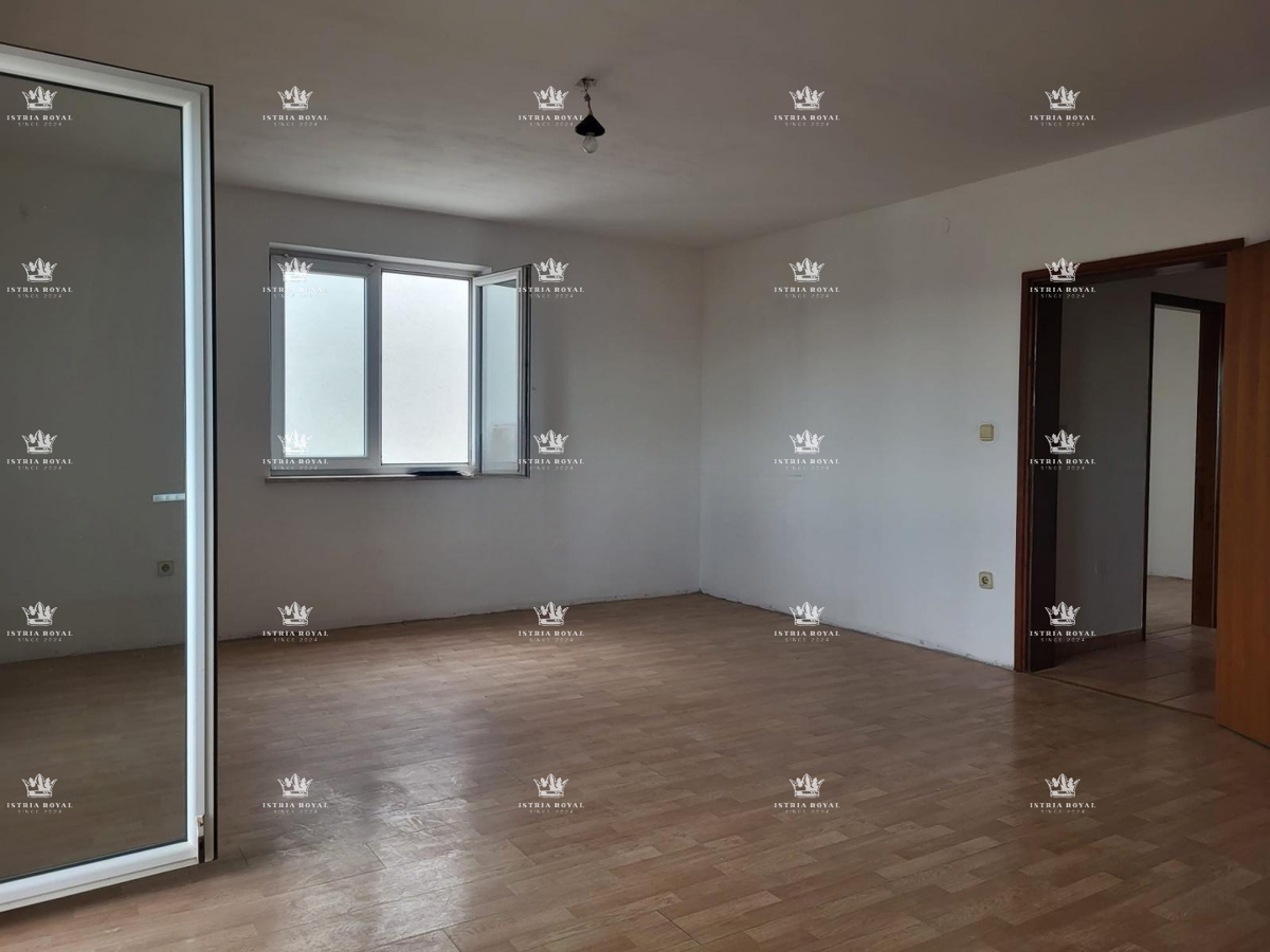 Istria, Pola, Vidikovac, vendita di un appartamento trilocale da ristrutturare con vista aperta sulla città.