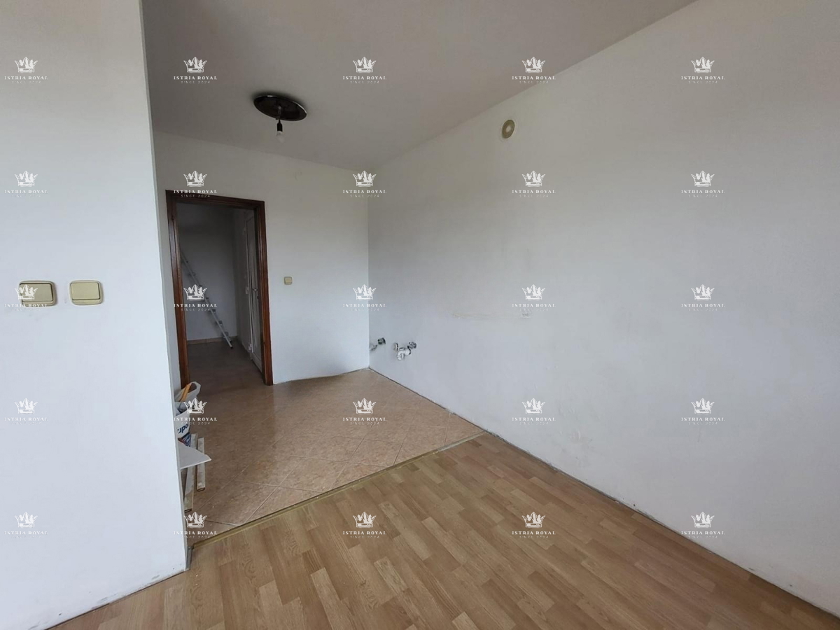 Istria, Pola, Vidikovac, vendita di un appartamento trilocale da ristrutturare con vista aperta sulla città.