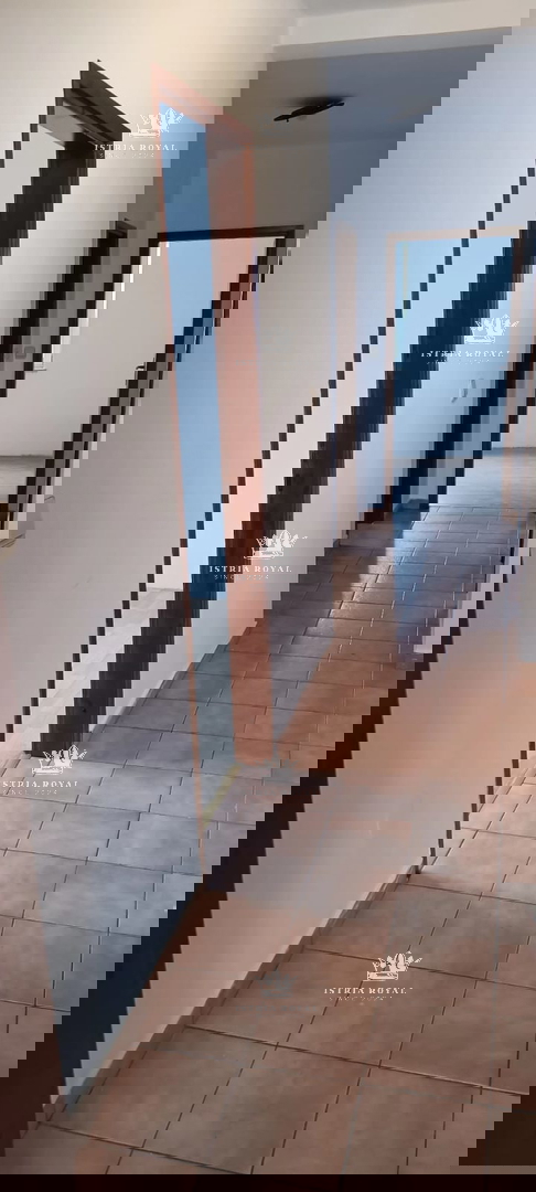 Istria, Pola, Vidikovac, vendita di un appartamento trilocale da ristrutturare con vista aperta sulla città.