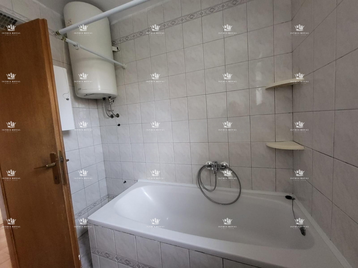 Istria, Pola, Vidikovac, vendita di un appartamento trilocale da ristrutturare con vista aperta sulla città.