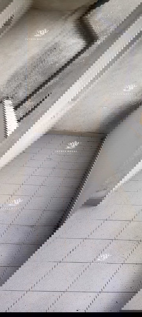 Istria, Pola, Vidikovac, vendita di un appartamento trilocale da ristrutturare con vista aperta sulla città.