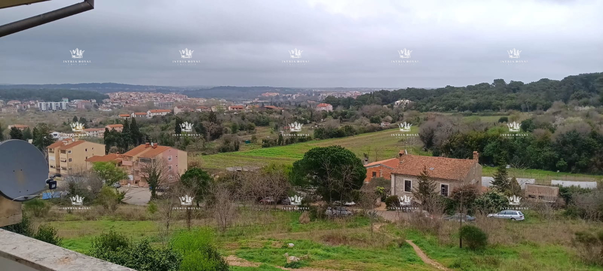 Istria, Pola, Vidikovac, vendita di un appartamento trilocale da ristrutturare con vista aperta sulla città.