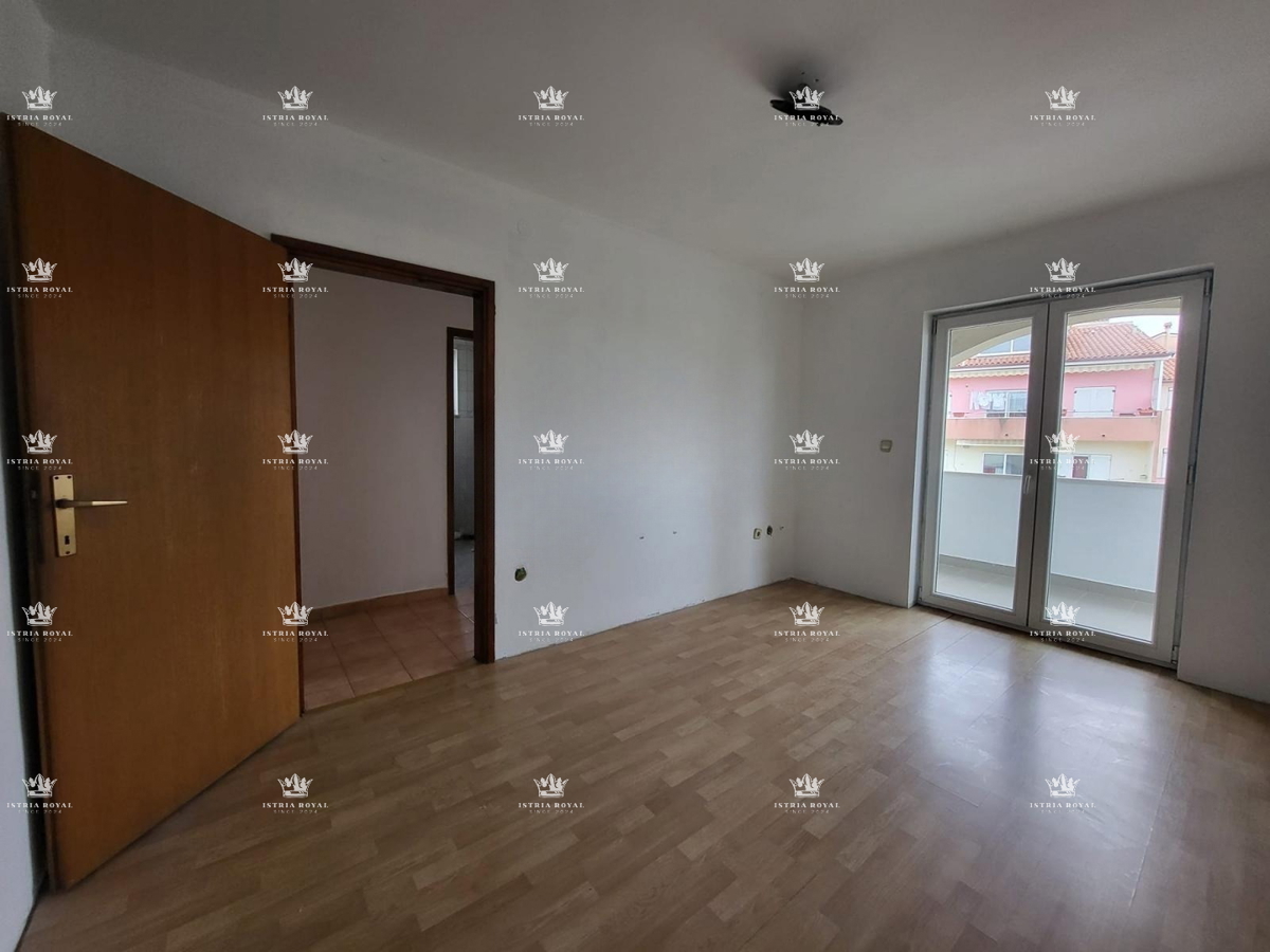 Istria, Pola, Vidikovac, vendita di un appartamento trilocale da ristrutturare con vista aperta sulla città.