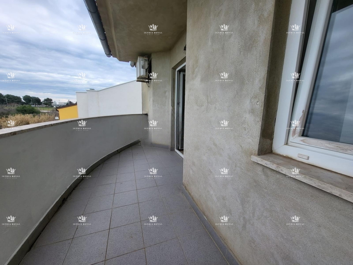 Istria, Pola, Vidikovac, vendita di un appartamento trilocale da ristrutturare con vista aperta sulla città.