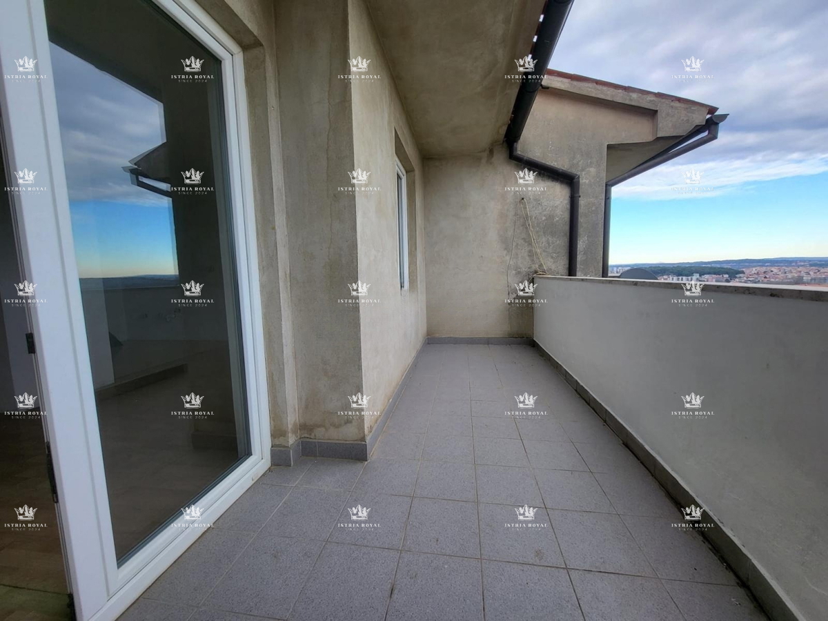 Istria, Pola, Vidikovac, vendita di un appartamento trilocale da ristrutturare con vista aperta sulla città.