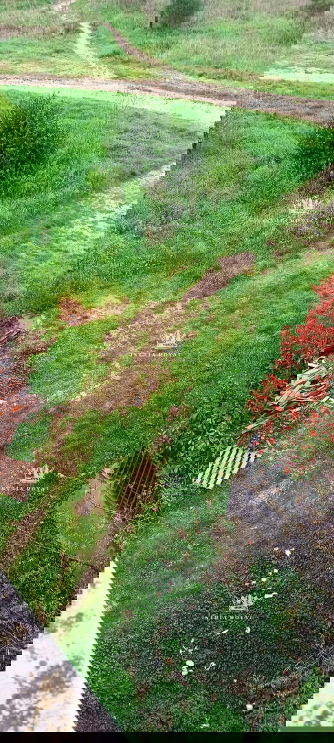 Istria, Pola, Vidikovac, vendita di un appartamento trilocale da ristrutturare con vista aperta sulla città.