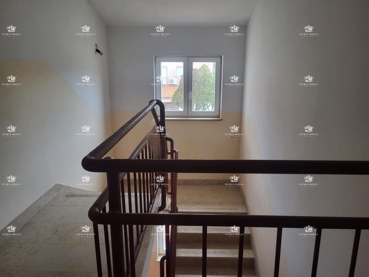 Istria, Pola, Vidikovac, vendita di un appartamento trilocale da ristrutturare con vista aperta sulla città.