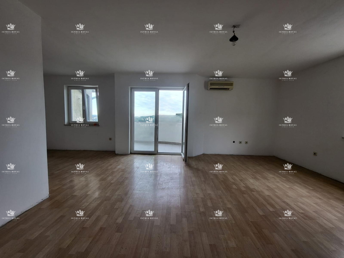 Istria, Pola, Vidikovac, vendita di un appartamento trilocale da ristrutturare con vista aperta sulla città.