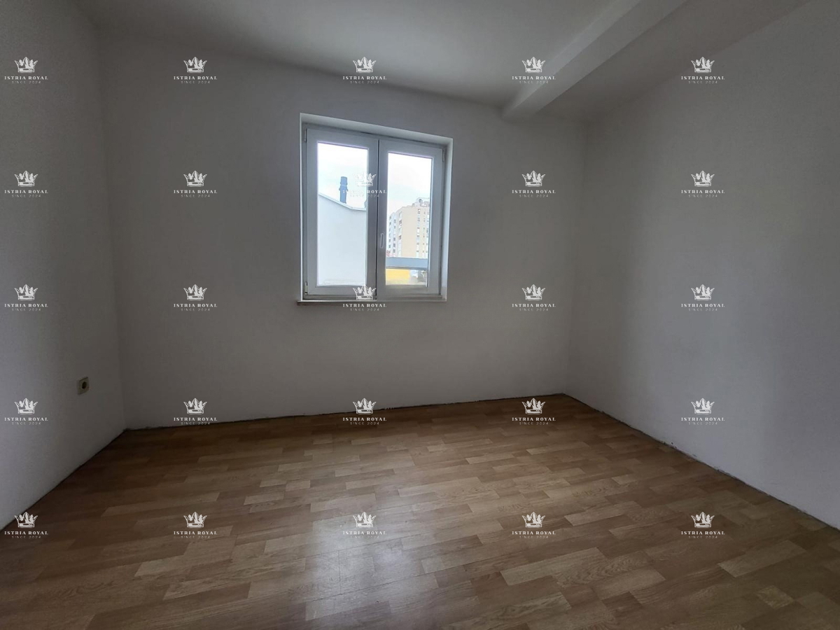 Istria, Pola, Vidikovac, vendita di un appartamento trilocale da ristrutturare con vista aperta sulla città.