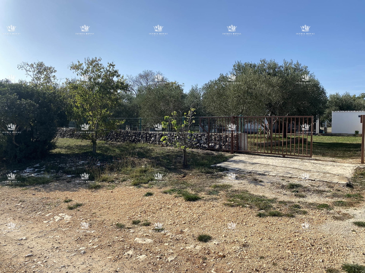 Istra, Pomer, terreno edificabile di 500m2, a 100 metri dal mare.