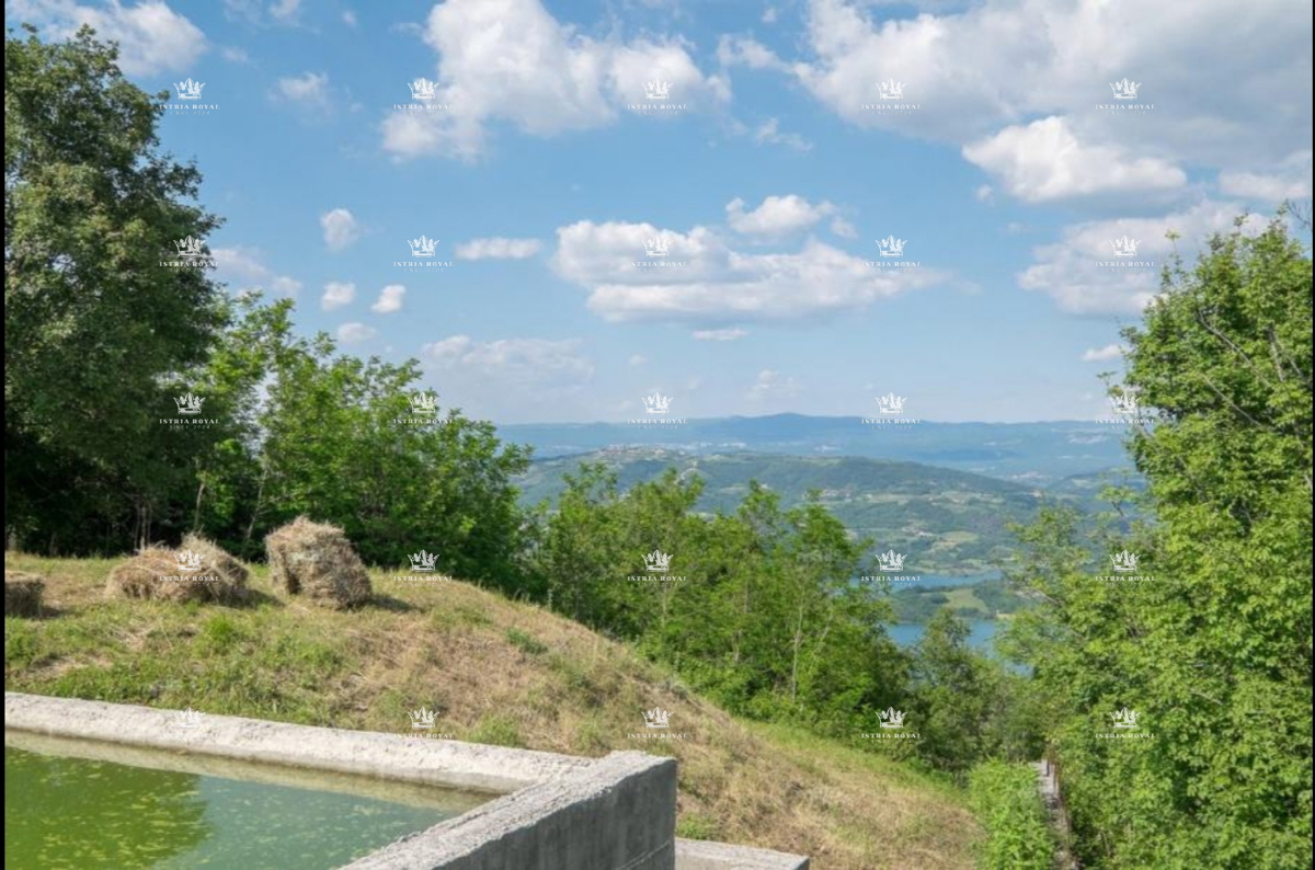 Istra, Pazin, vendita di terreno edificabile, progetto per una casa con piscina, parzialmente costruita.