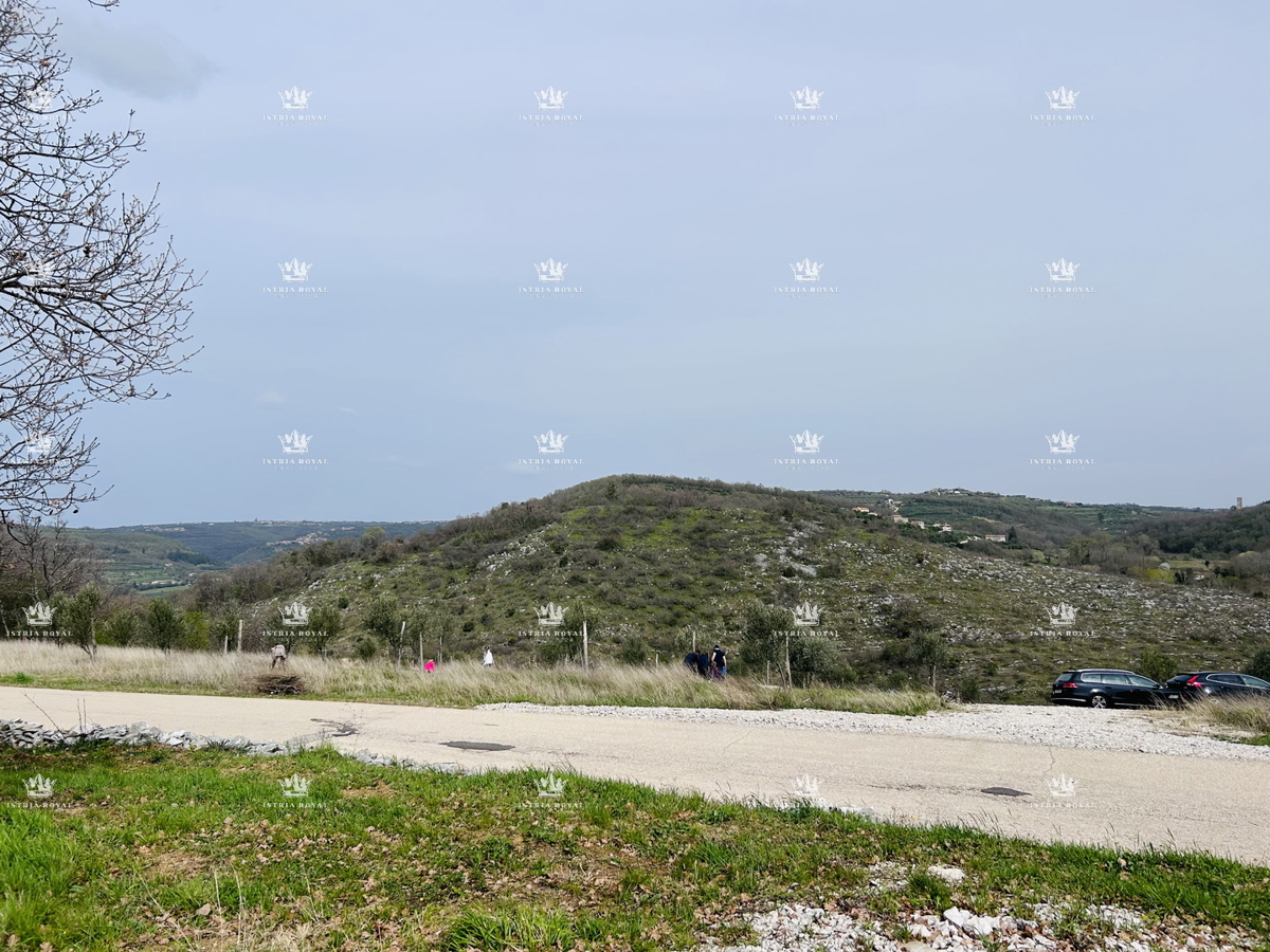 Terreno edificabile di 2762 m², Kremenje vicino a Momjan – vista aperta, vicinanza al paese, in vendita.