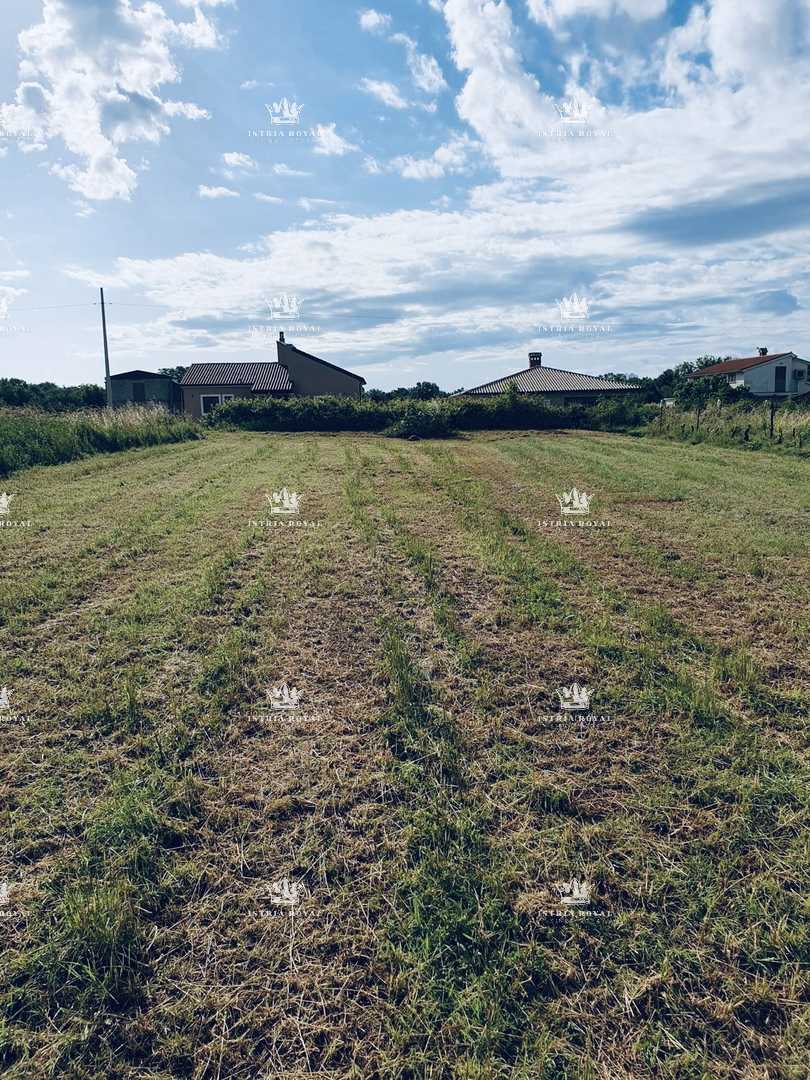 Terreno edificabile di 900 m² – nei dintorni di Ližnjan – Destinazione residenziale, posizione tranquilla.