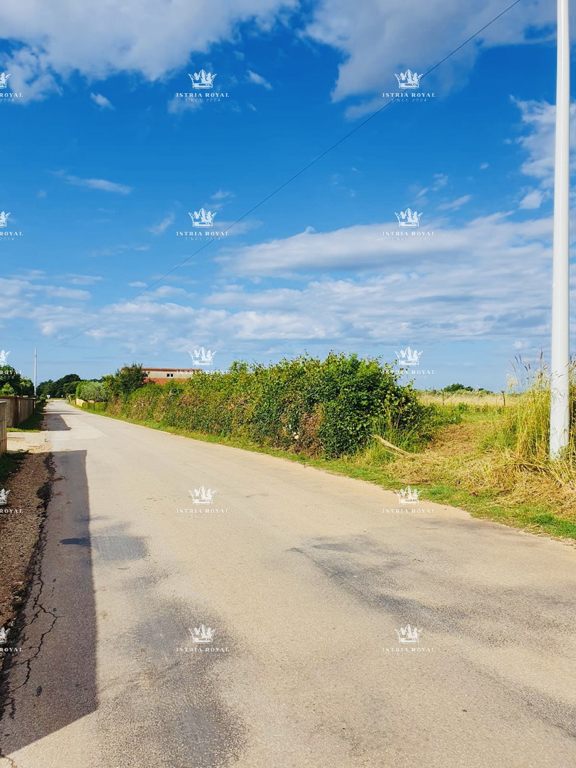 Terreno edificabile di 900 m² – nei dintorni di Ližnjan – Destinazione residenziale, posizione tranquilla.