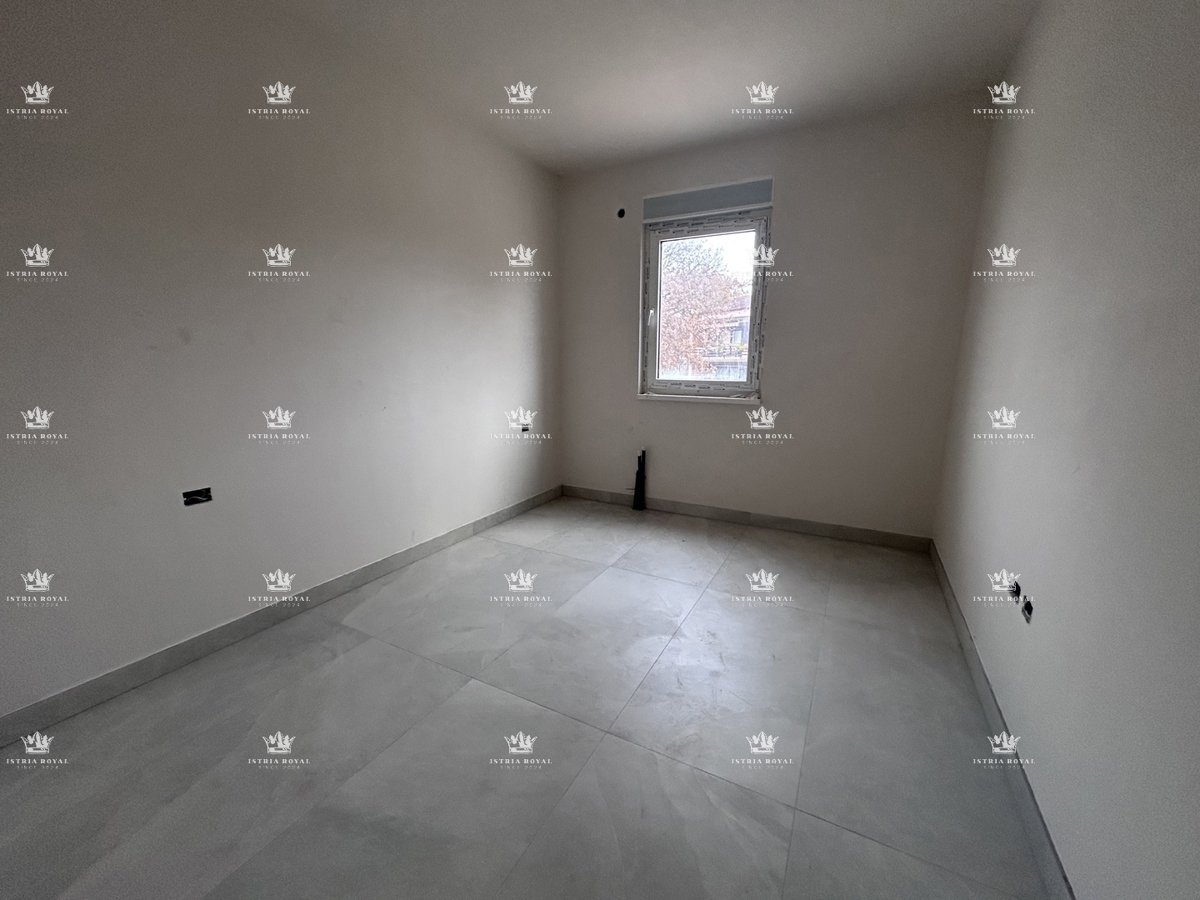 Istria, Umag, appartamento 89m2, 3 camere da letto + soggiorno, garage, ripostiglio, piscina, piano terra