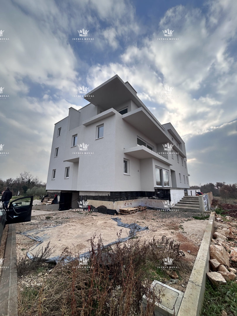 Istria, Umag, appartamento 89m2, 3 camere da letto + soggiorno, garage, ripostiglio, piscina, piano terra