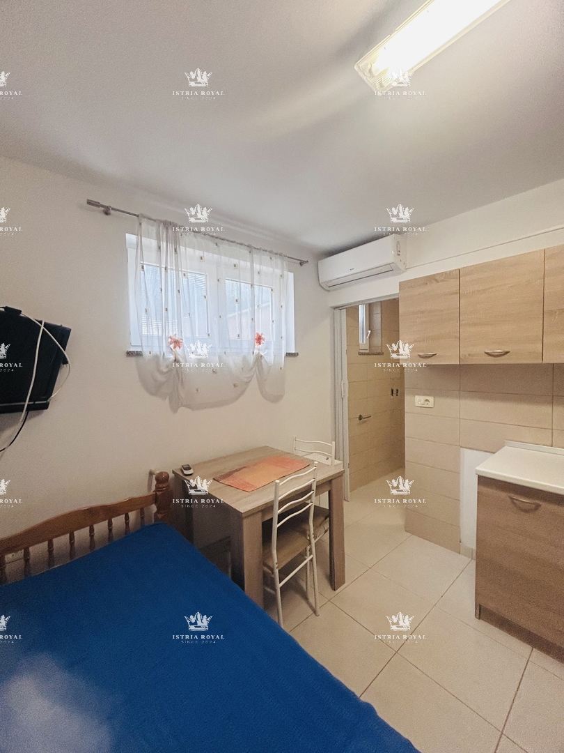 Istra, Umag, appartamento 65m2, 1 piano interrato + soggiorno, più monolocale di 16m2 nel seminterrato, cortile 79m2, 2 posti auto 38m2, frazionato, documenti in regola, vista mare