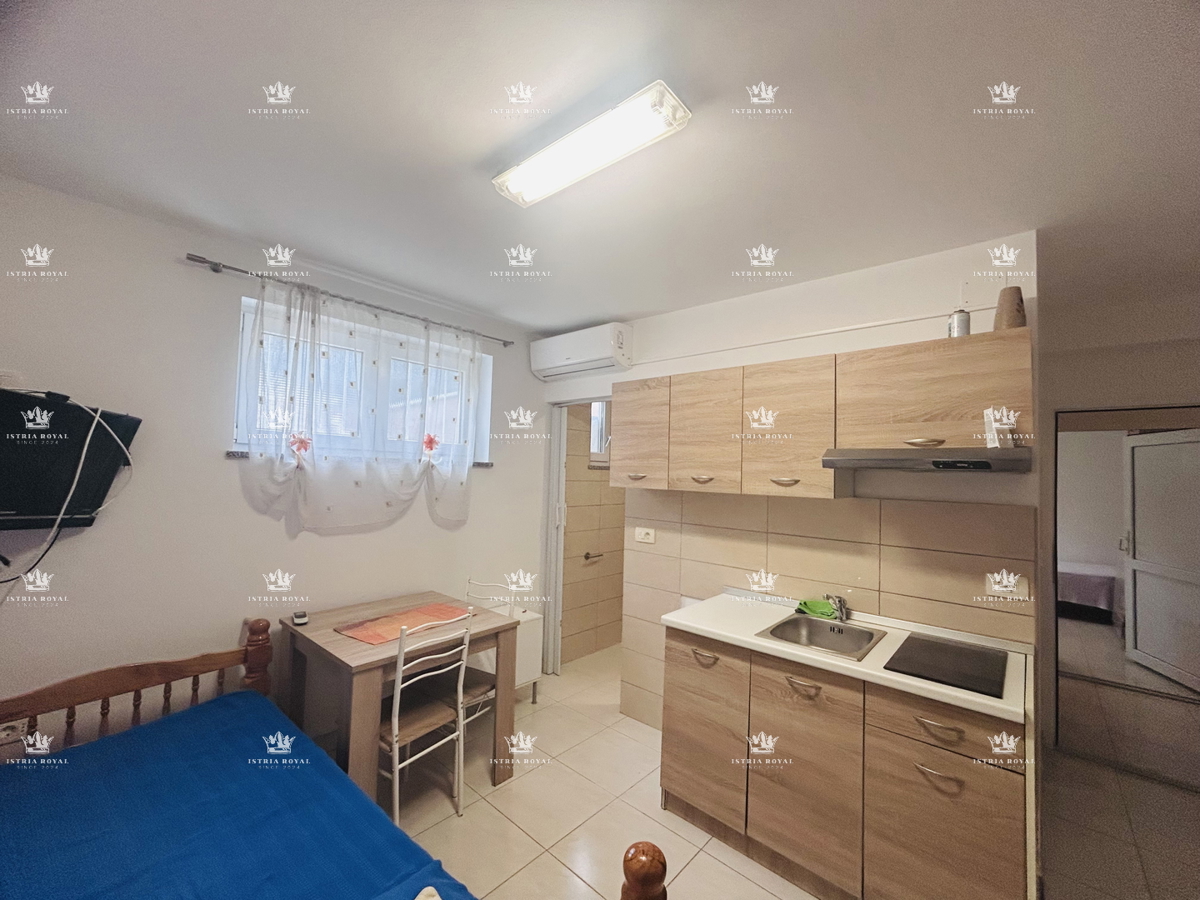 Istra, Umag, appartamento 65m2, 1 piano interrato + soggiorno, più monolocale di 16m2 nel seminterrato, cortile 79m2, 2 posti auto 38m2, frazionato, documenti in regola, vista mare