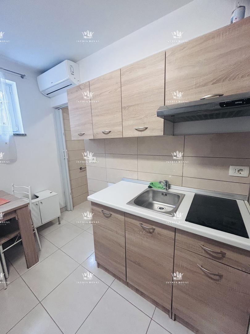 Istra, Umag, appartamento 65m2, 1 piano interrato + soggiorno, più monolocale di 16m2 nel seminterrato, cortile 79m2, 2 posti auto 38m2, frazionato, documenti in regola, vista mare