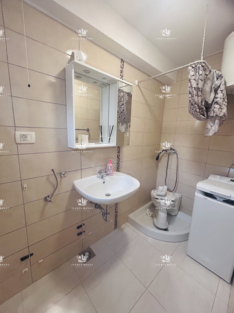 Istra, Umag, appartamento 65m2, 1 piano interrato + soggiorno, più monolocale di 16m2 nel seminterrato, cortile 79m2, 2 posti auto 38m2, frazionato, documenti in regola, vista mare