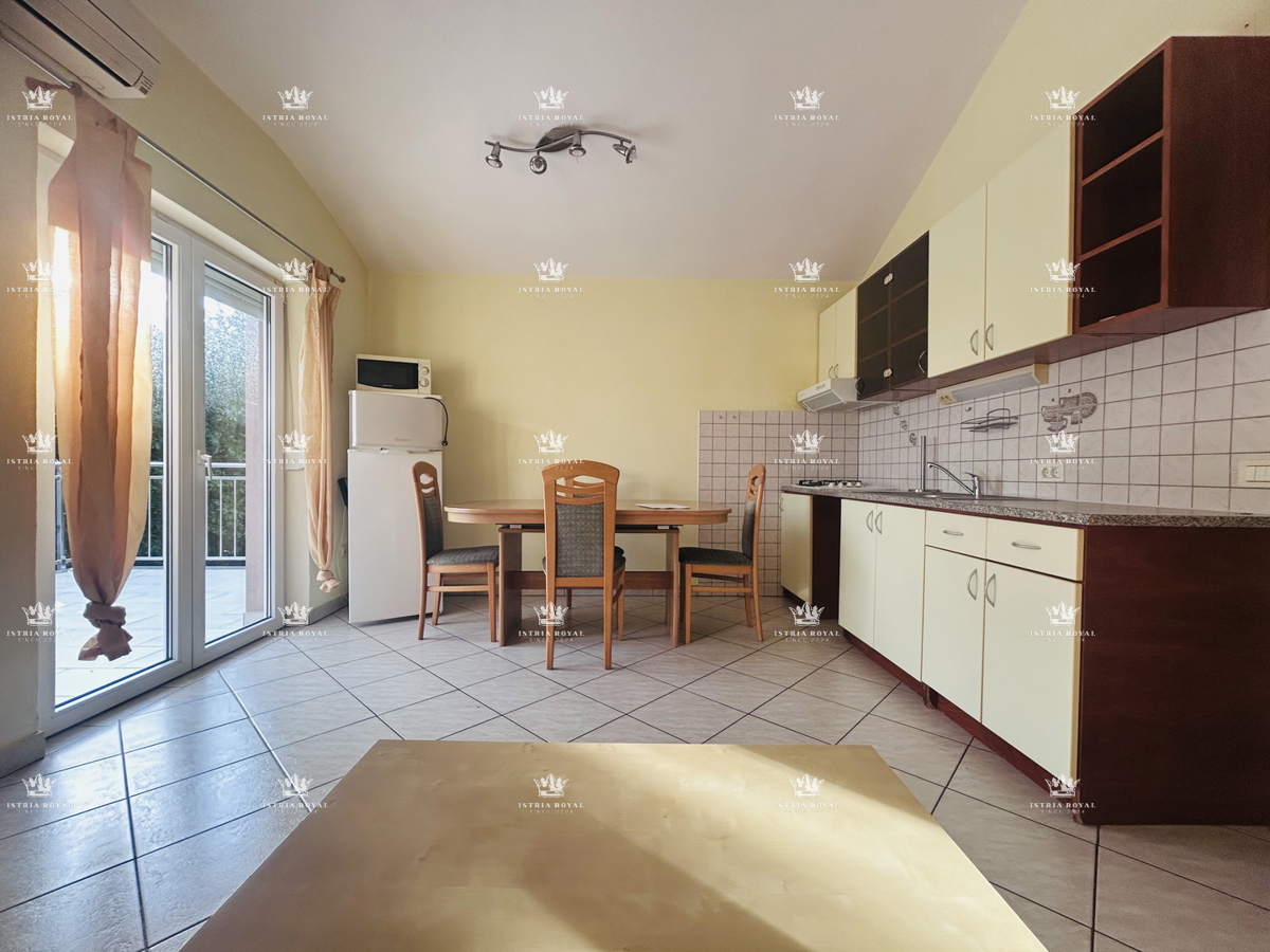 Istra, Umag, appartamento 65m2, 1 piano interrato + soggiorno, più monolocale di 16m2 nel seminterrato, cortile 79m2, 2 posti auto 38m2, frazionato, documenti in regola, vista mare