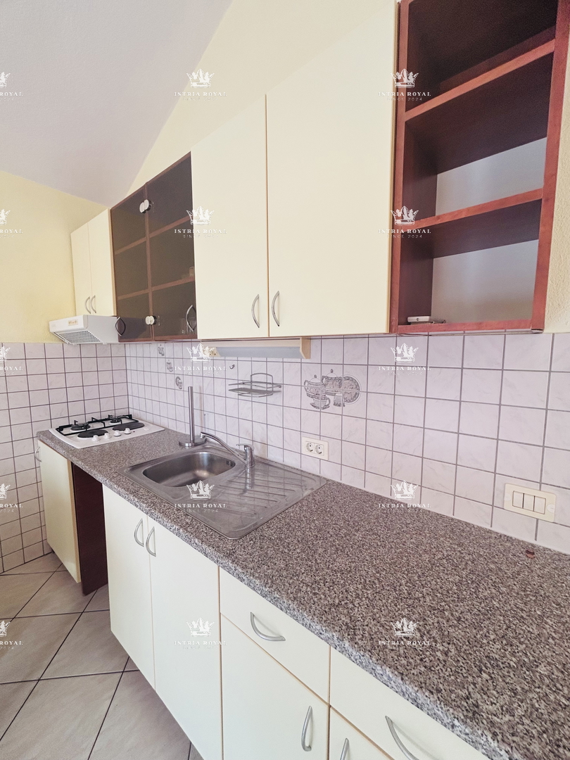 Istra, Umag, appartamento 65m2, 1 piano interrato + soggiorno, più monolocale di 16m2 nel seminterrato, cortile 79m2, 2 posti auto 38m2, frazionato, documenti in regola, vista mare