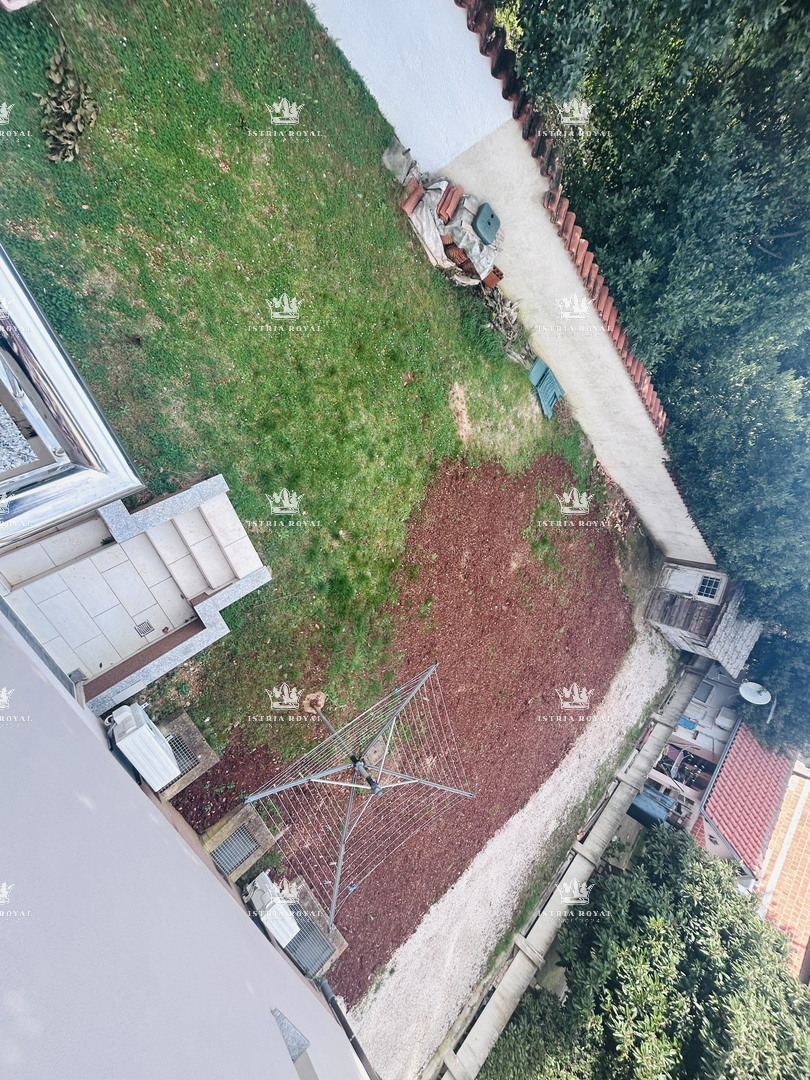 Istra, Umag, appartamento 65m2, 1 piano interrato + soggiorno, più monolocale di 16m2 nel seminterrato, cortile 79m2, 2 posti auto 38m2, frazionato, documenti in regola, vista mare