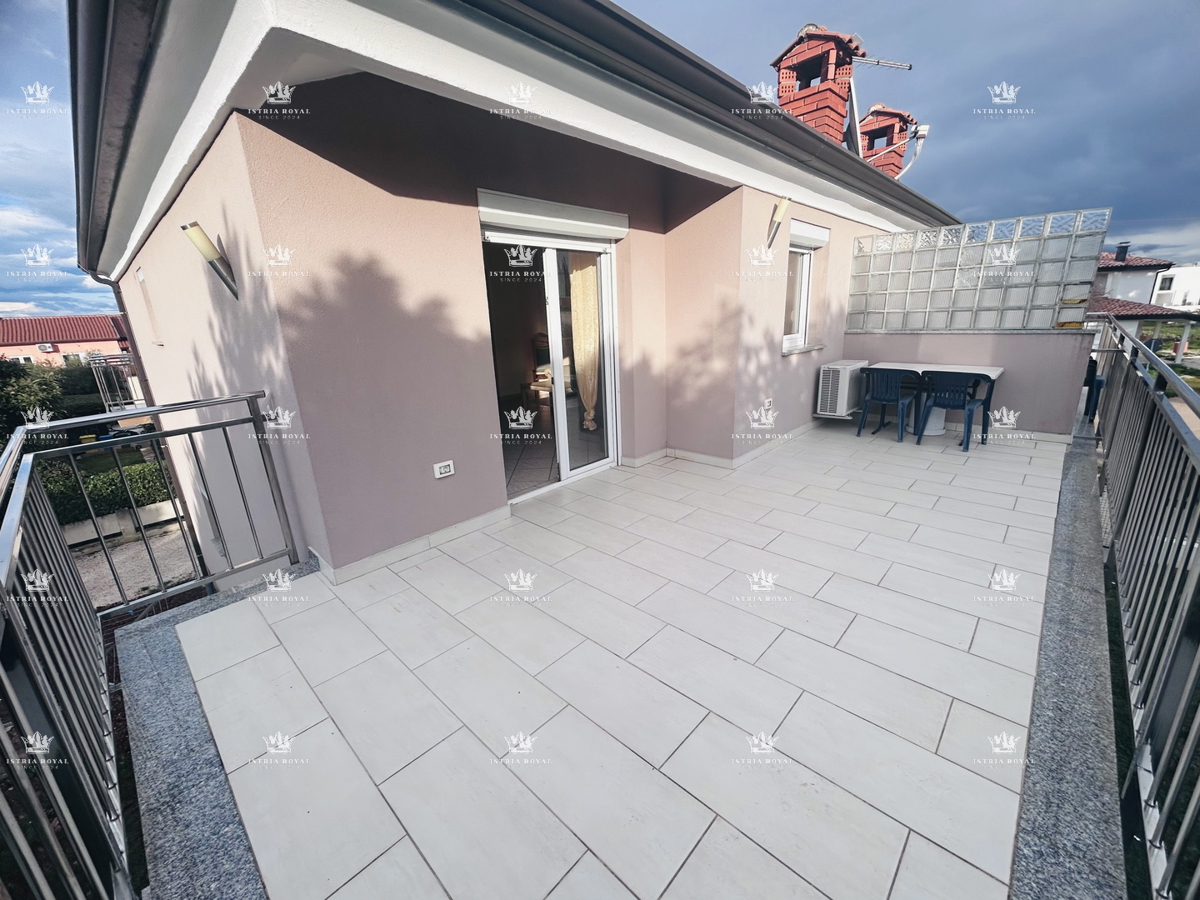 Istra, Umag, appartamento 65m2, 1 piano interrato + soggiorno, più monolocale di 16m2 nel seminterrato, cortile 79m2, 2 posti auto 38m2, frazionato, documenti in regola, vista mare