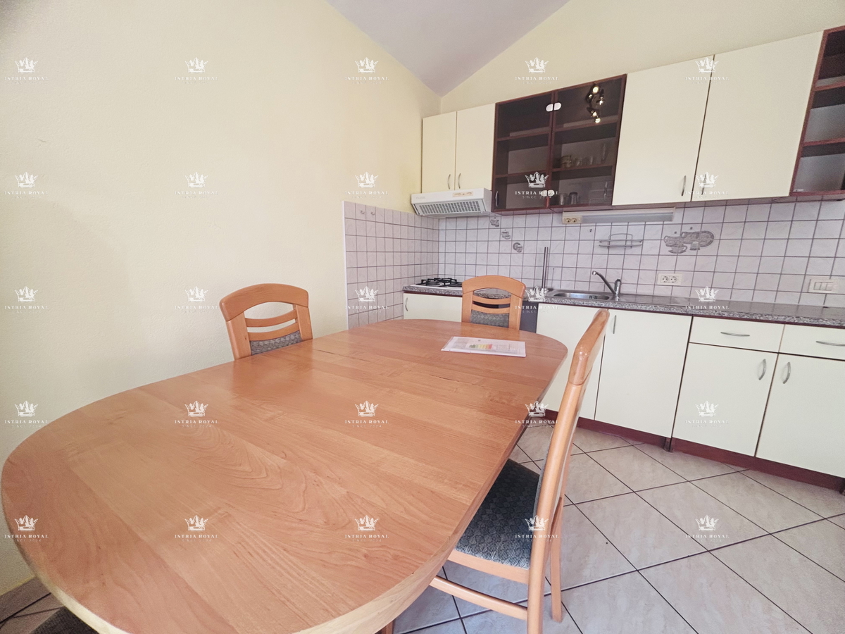 Istra, Umag, appartamento 65m2, 1 piano interrato + soggiorno, più monolocale di 16m2 nel seminterrato, cortile 79m2, 2 posti auto 38m2, frazionato, documenti in regola, vista mare